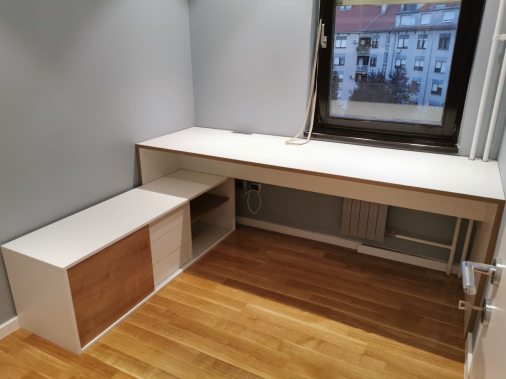 Stan Savica, ormarić i stol po mjeri 